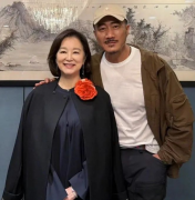    70岁林青霞中国为胡军开庆功宴穿实丝衬